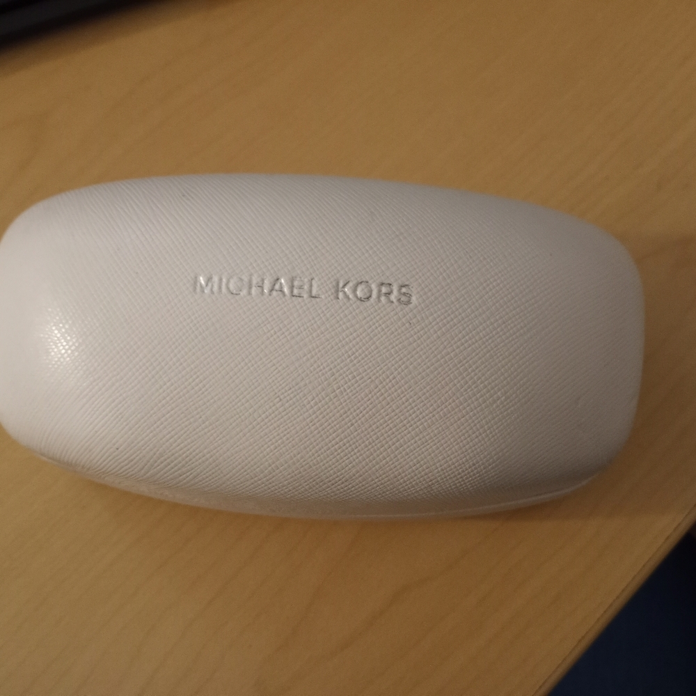 Michael Kors Sunglasses with case and wipe - Picture 3 of 5